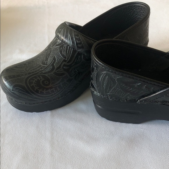 Beautiful Comfortable Dansko Black Embossed Leather Clogs Size EU 38 / US 7.5-8 - Picture 5 of 6